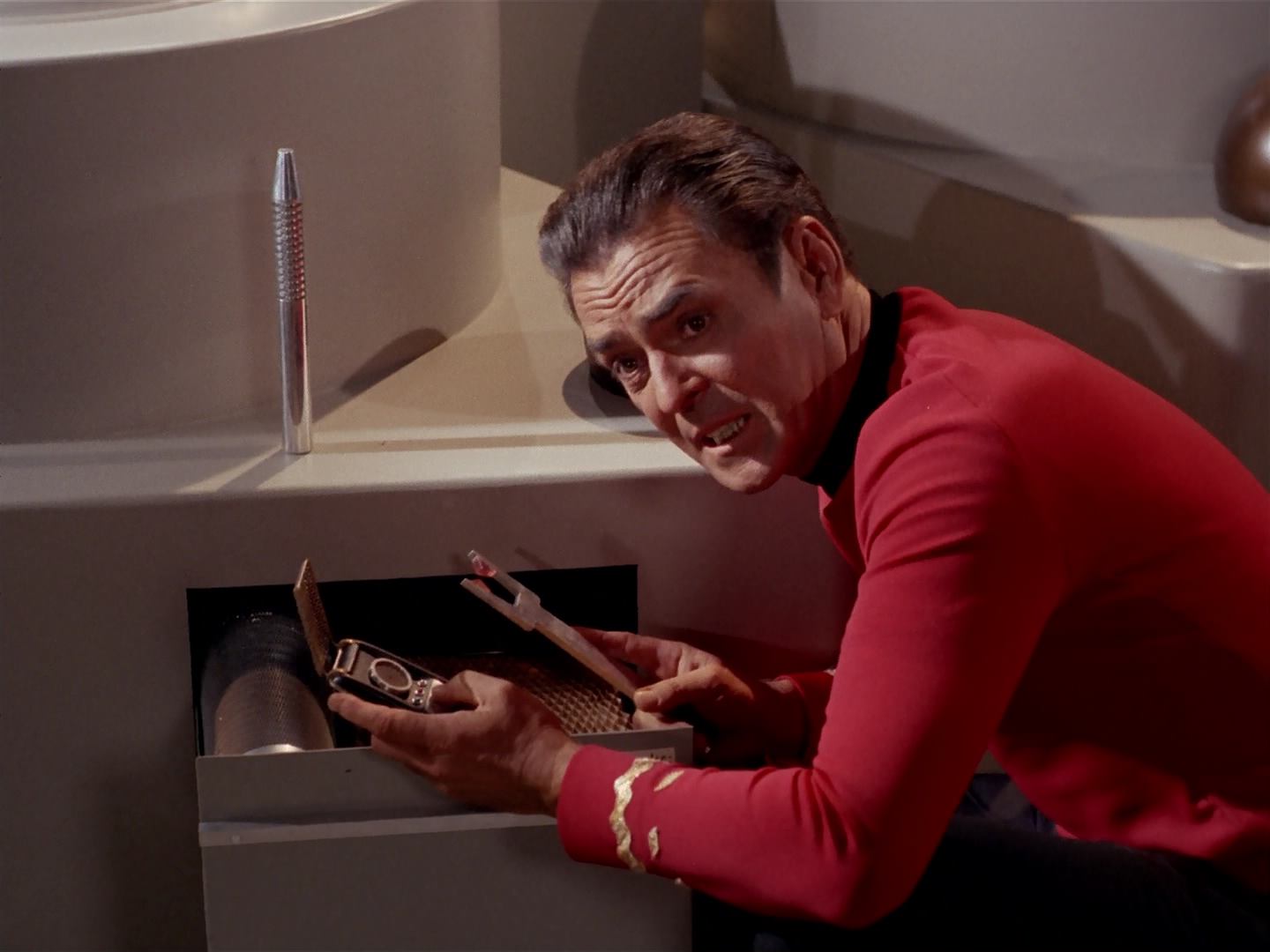 ariane179254_StarTrek_3x13_ElaanOfTroyius_2208.jpg