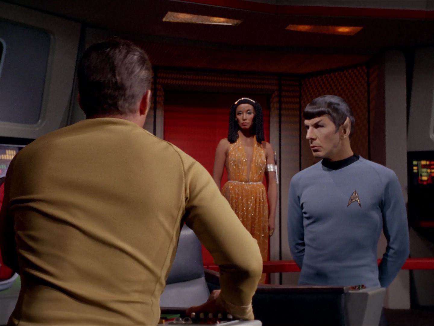 ariane179254_StarTrek_3x13_ElaanOfTroyius_2225.jpg