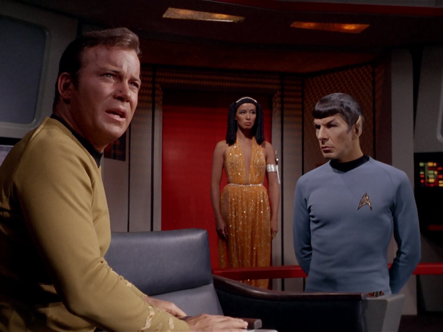 ariane179254_StarTrek_3x13_ElaanOfTroyius_2231.jpg