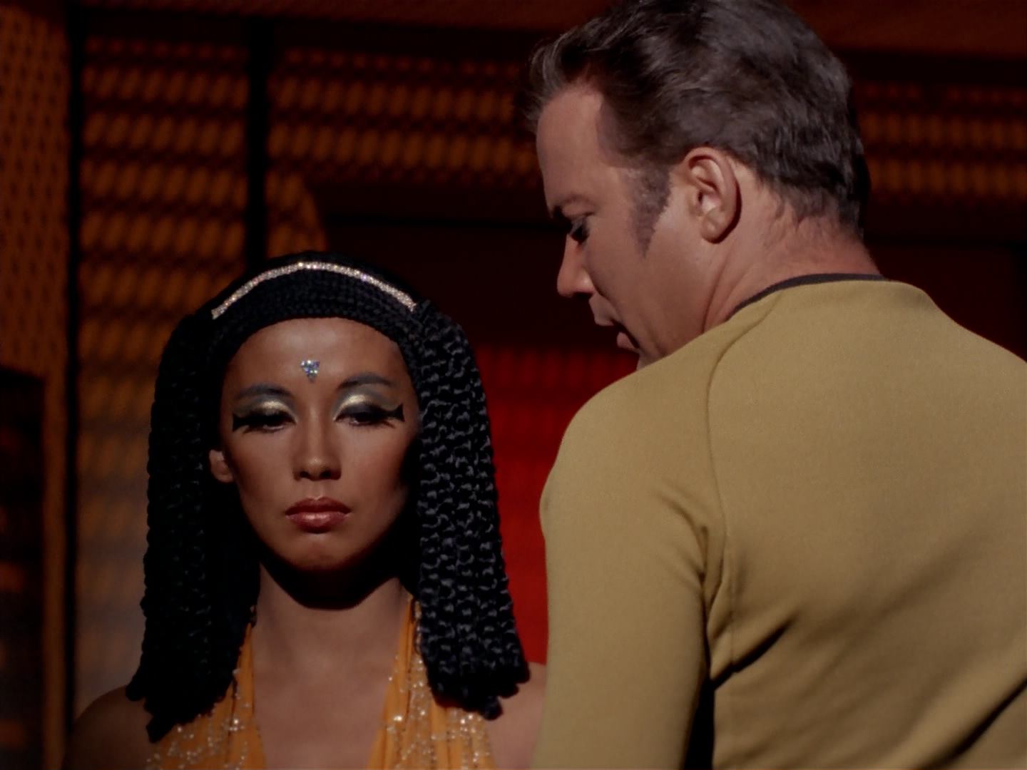 ariane179254_StarTrek_3x13_ElaanOfTroyius_2329.jpg