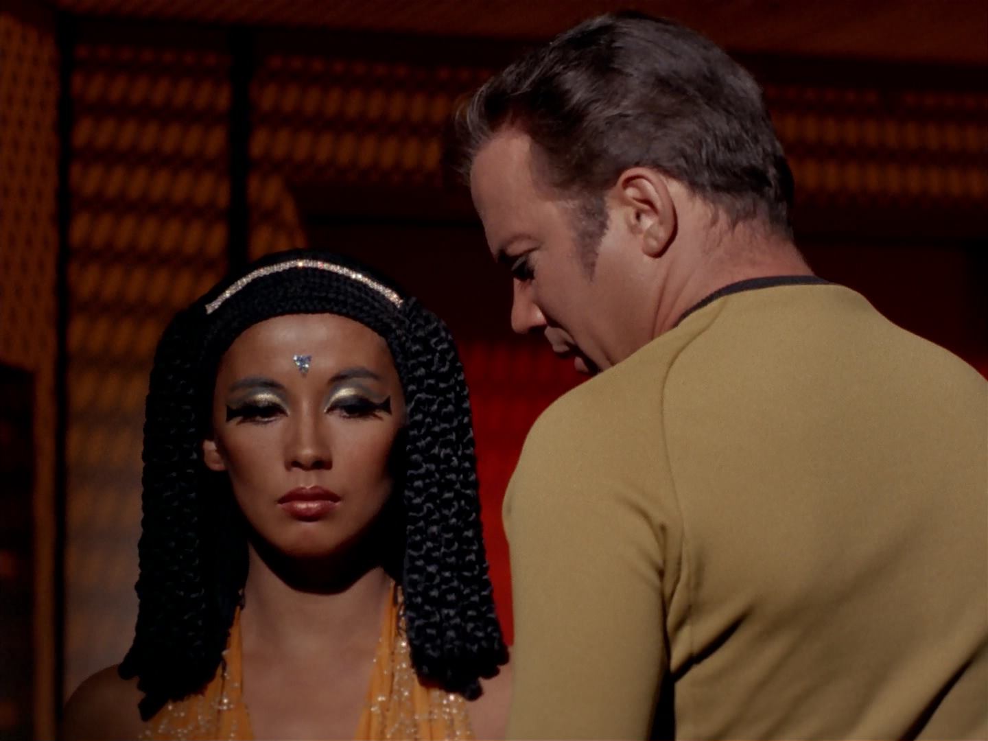 ariane179254_StarTrek_3x13_ElaanOfTroyius_2332.jpg