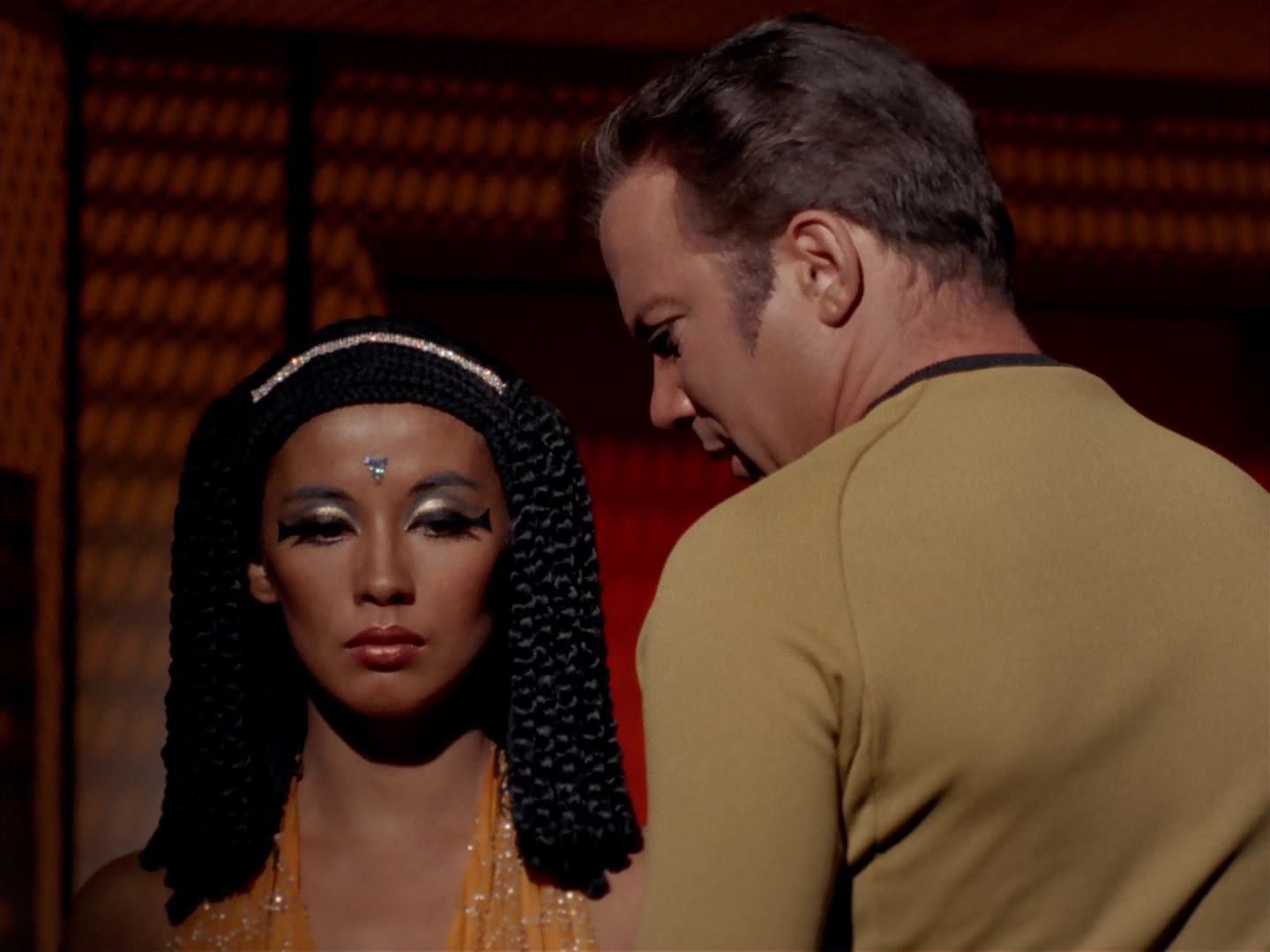 ariane179254_StarTrek_3x13_ElaanOfTroyius_2335.jpg