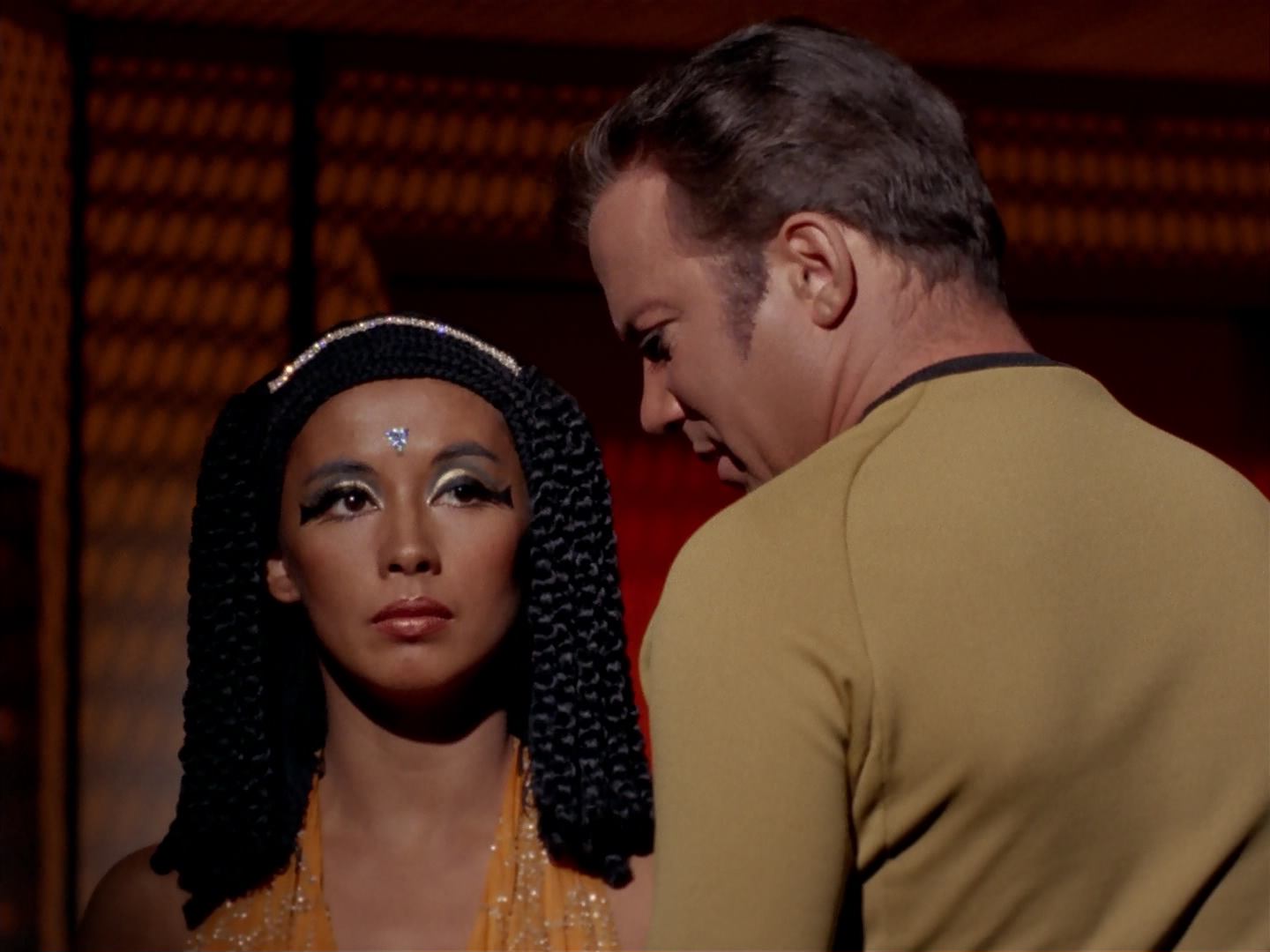 ariane179254_StarTrek_3x13_ElaanOfTroyius_2339.jpg