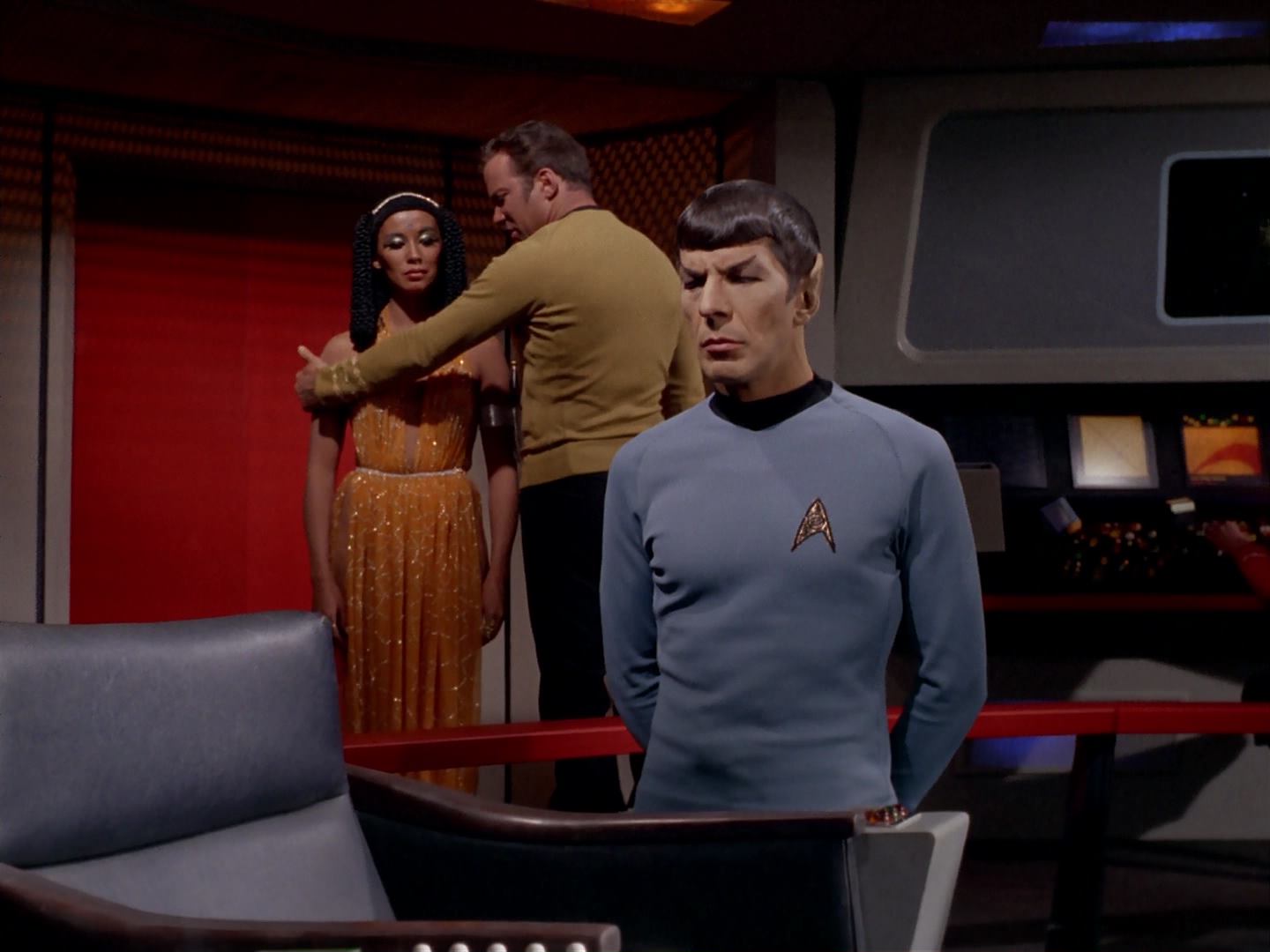ariane179254_StarTrek_3x13_ElaanOfTroyius_2348.jpg