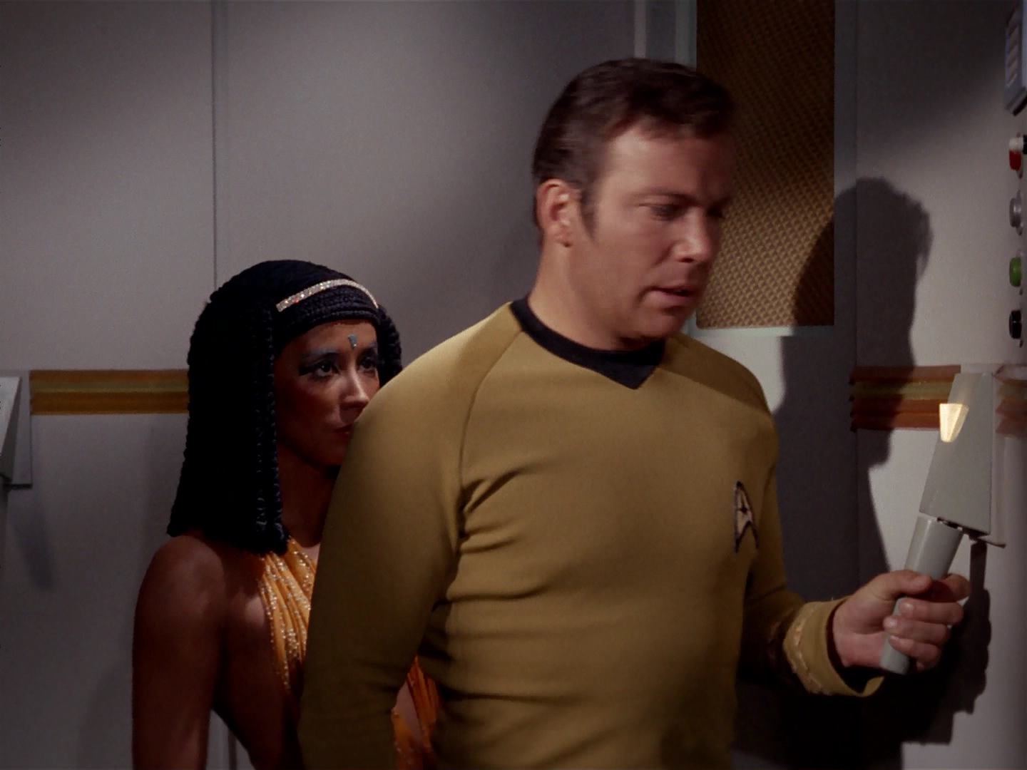 ariane179254_StarTrek_3x13_ElaanOfTroyius_2357.jpg