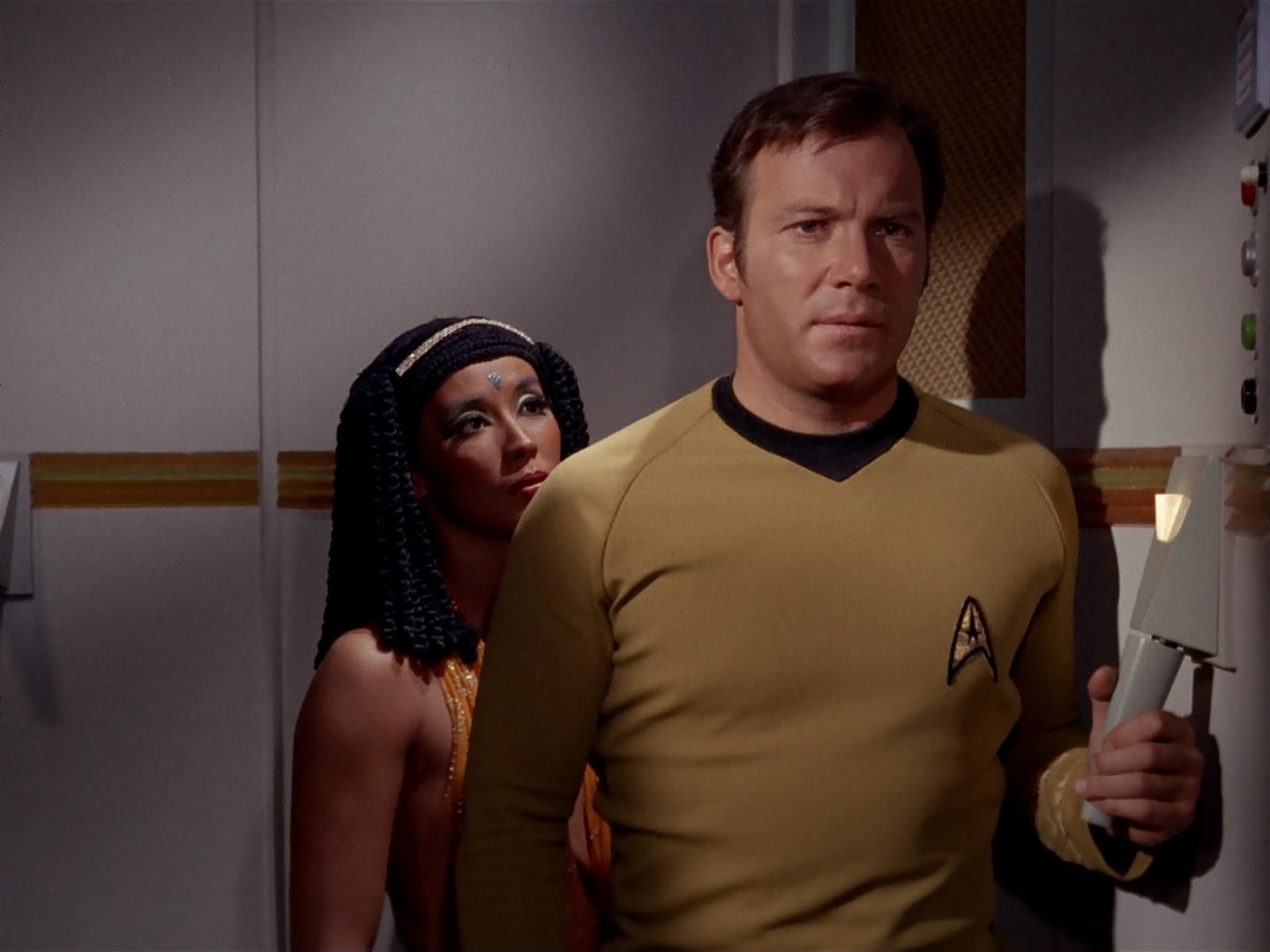 ariane179254_StarTrek_3x13_ElaanOfTroyius_2361.jpg