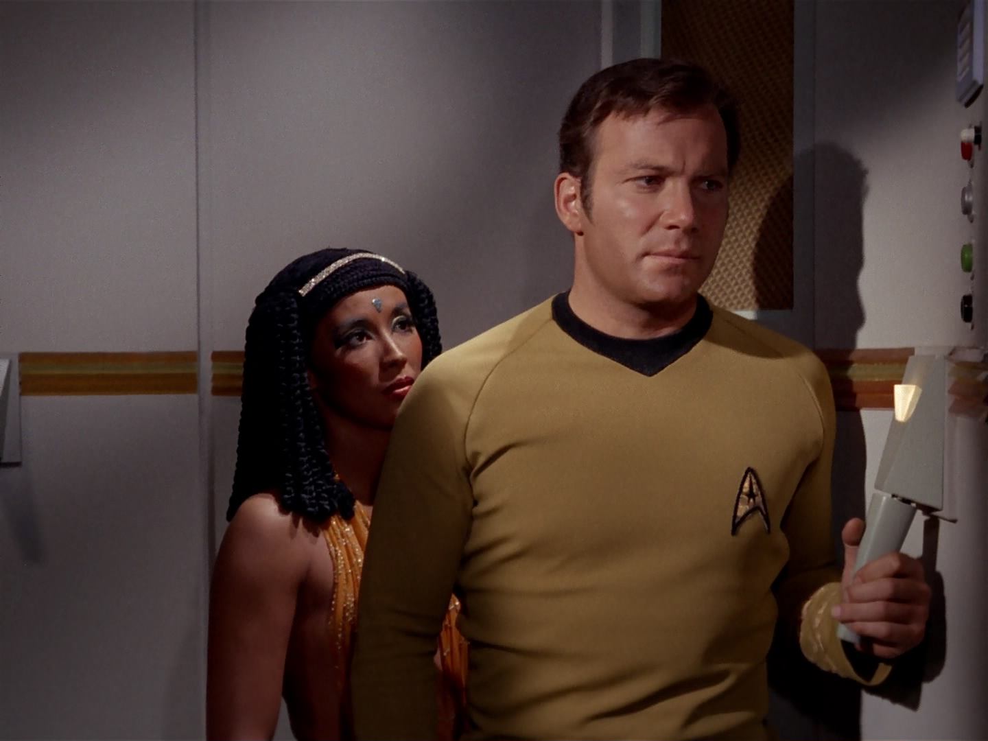 ariane179254_StarTrek_3x13_ElaanOfTroyius_2362.jpg