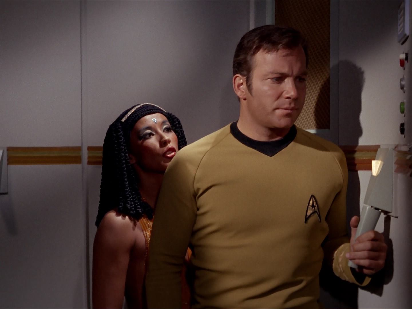 ariane179254_StarTrek_3x13_ElaanOfTroyius_2363.jpg