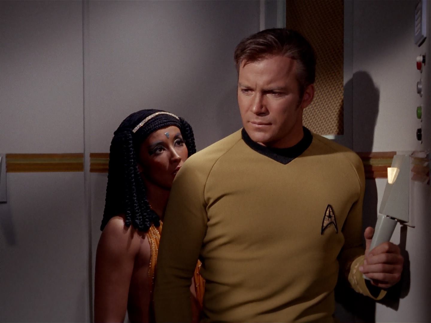 ariane179254_StarTrek_3x13_ElaanOfTroyius_2366.jpg