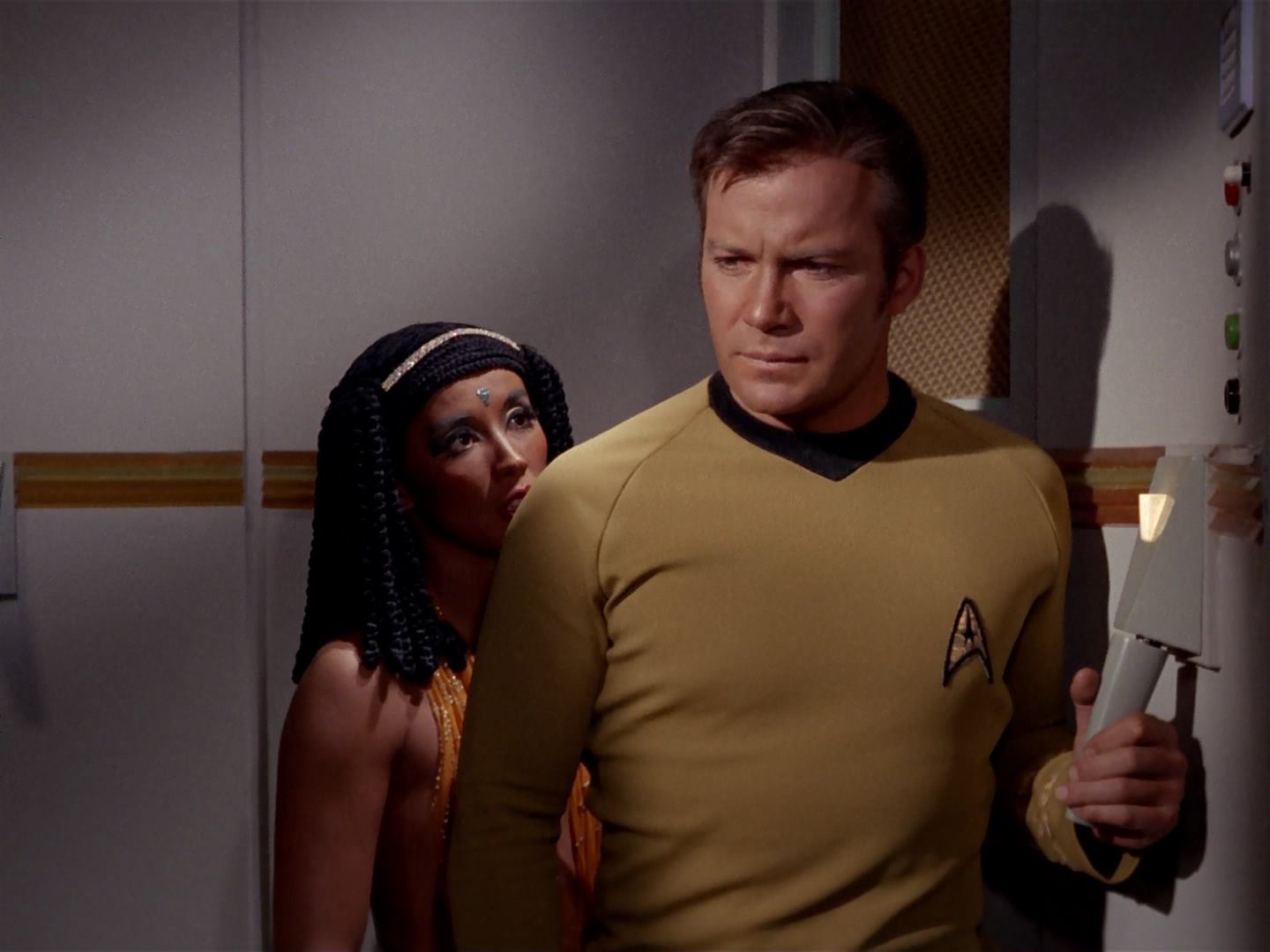 ariane179254_StarTrek_3x13_ElaanOfTroyius_2367.jpg