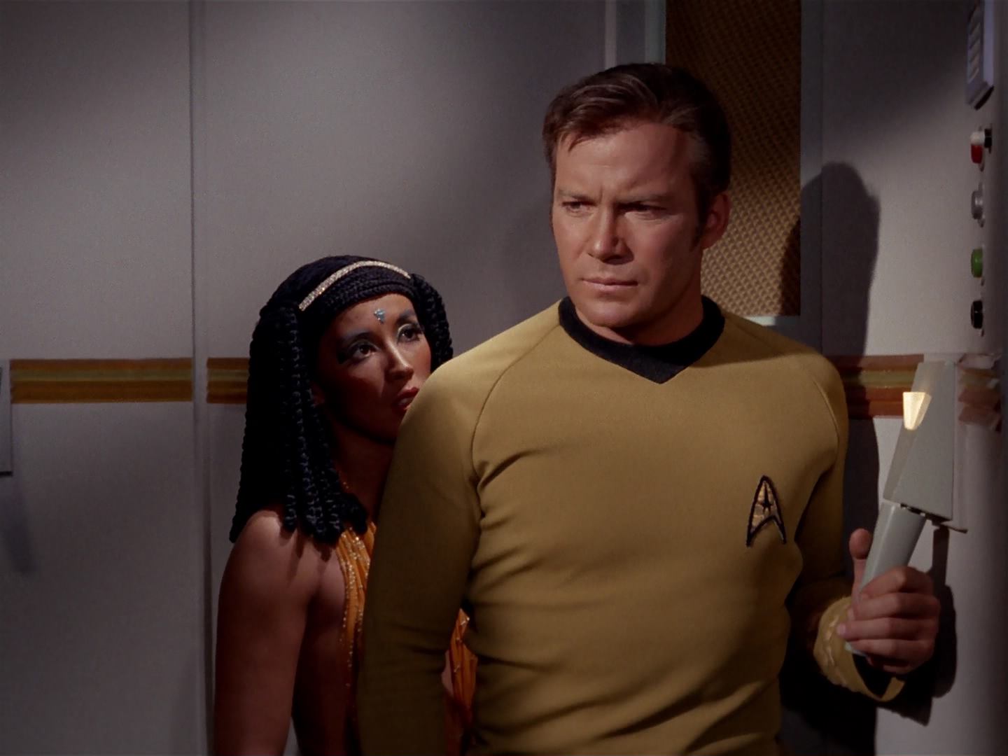 ariane179254_StarTrek_3x13_ElaanOfTroyius_2368.jpg