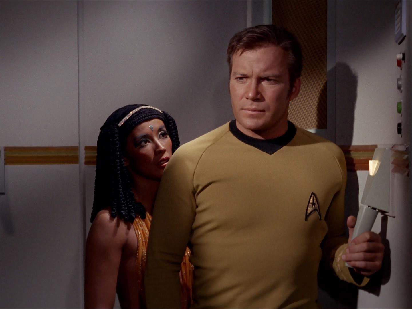 ariane179254_StarTrek_3x13_ElaanOfTroyius_2369.jpg