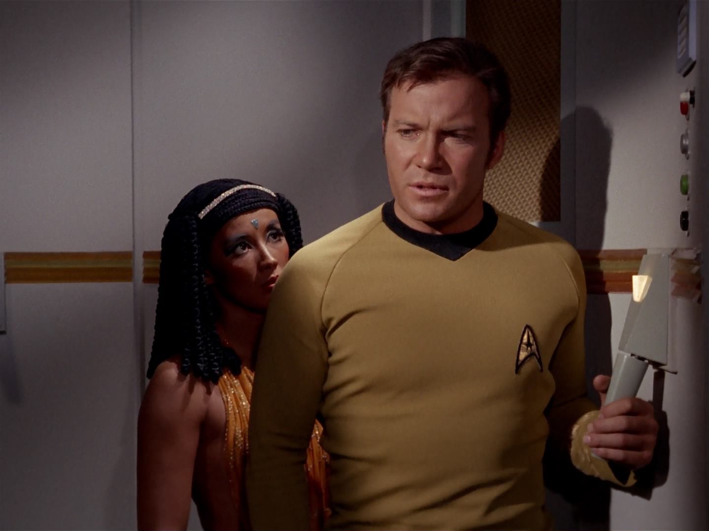 ariane179254_StarTrek_3x13_ElaanOfTroyius_2372.jpg