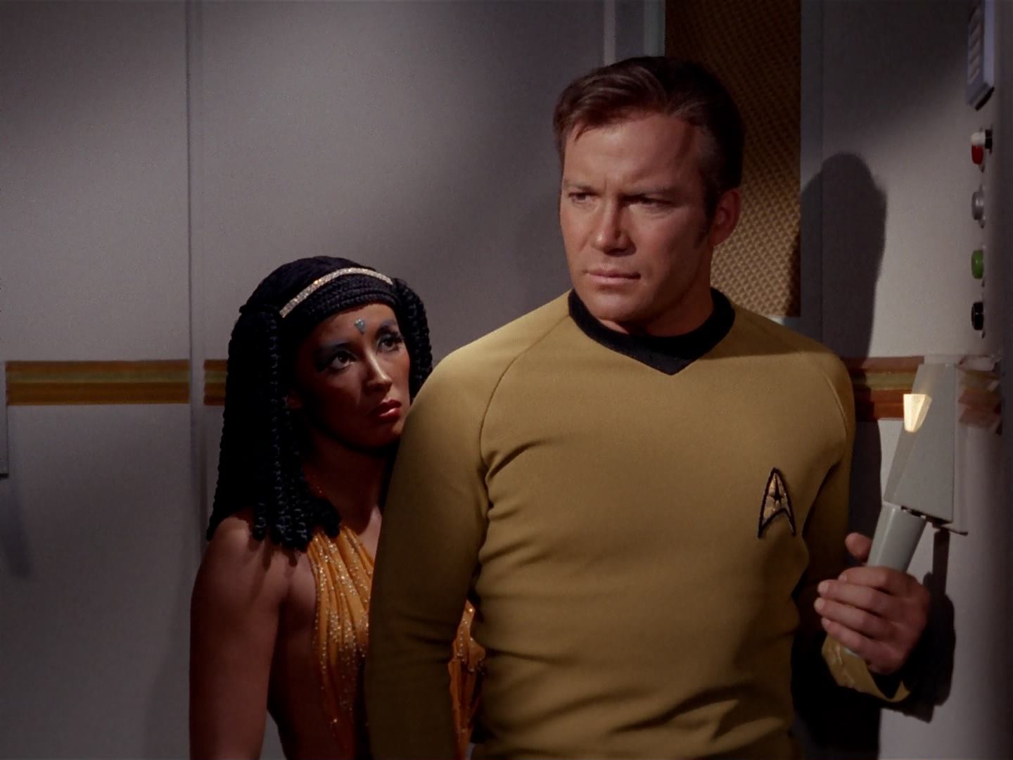 ariane179254_StarTrek_3x13_ElaanOfTroyius_2374.jpg