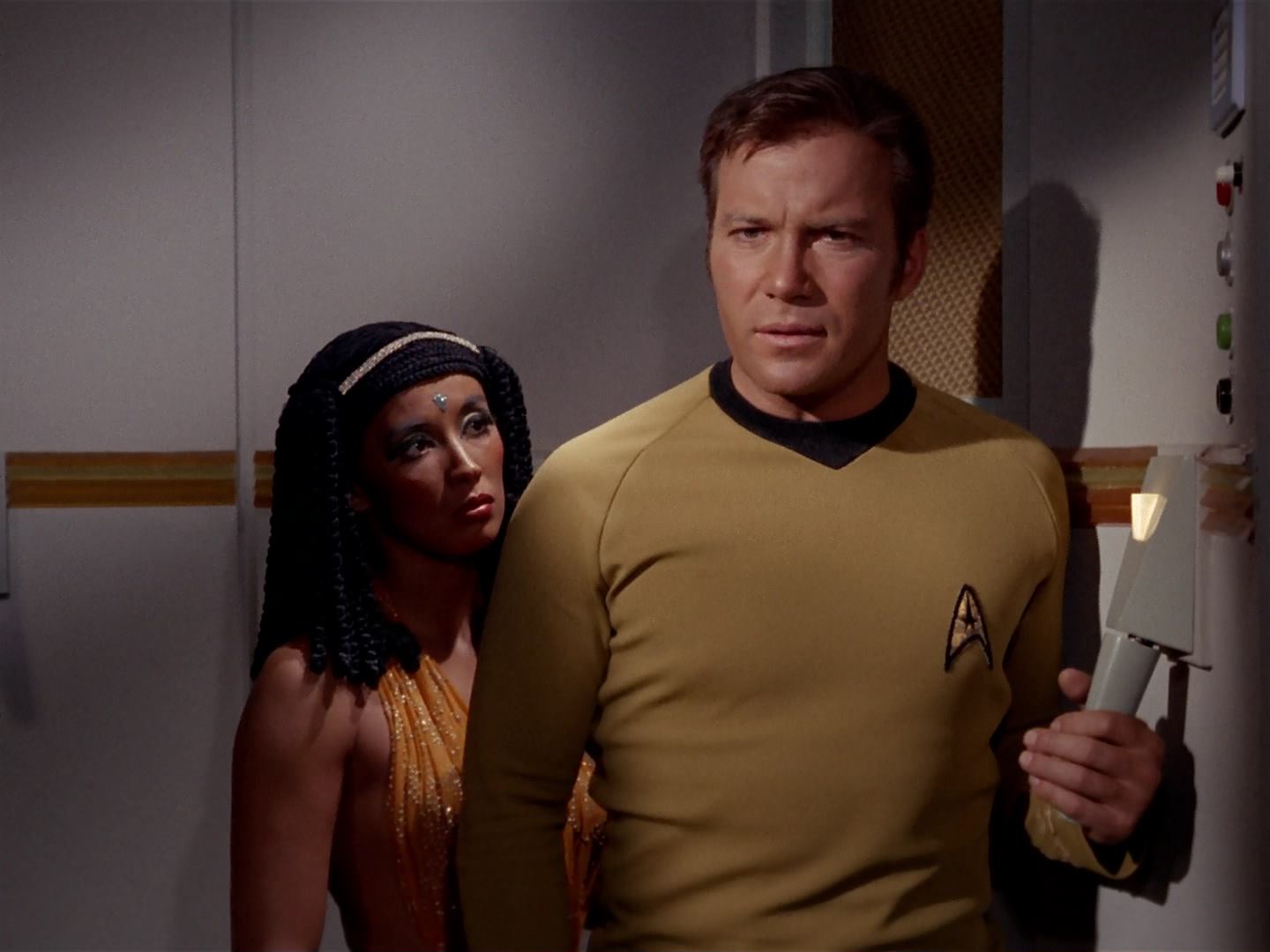 ariane179254_StarTrek_3x13_ElaanOfTroyius_2375.jpg