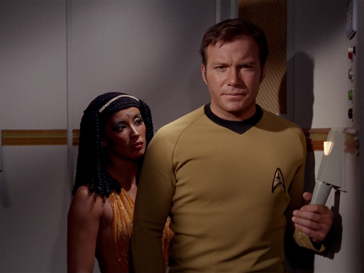 ariane179254_StarTrek_3x13_ElaanOfTroyius_2376.jpg