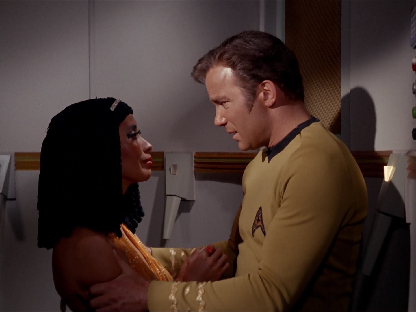 ariane179254_StarTrek_3x13_ElaanOfTroyius_2435.jpg