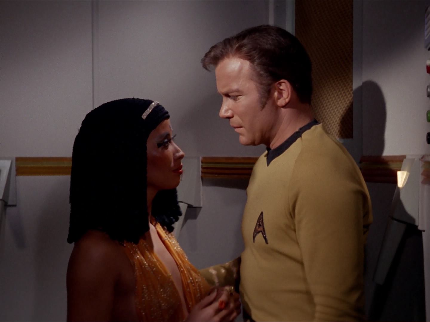 ariane179254_StarTrek_3x13_ElaanOfTroyius_2439.jpg