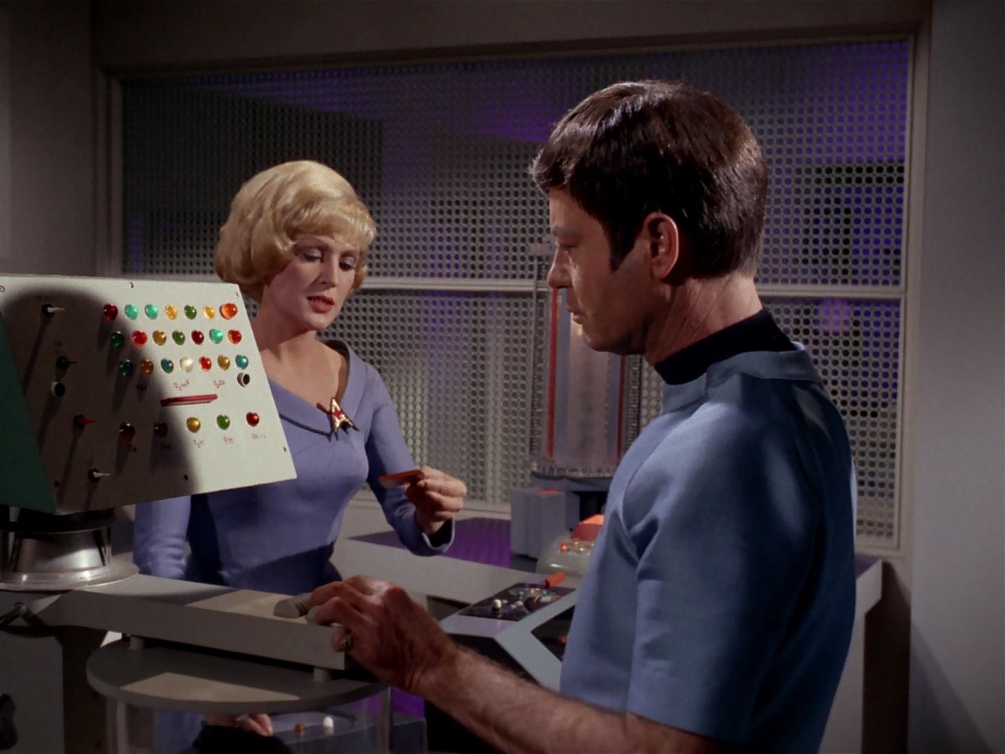 ariane179254_StarTrek_3x13_ElaanOfTroyius_2443.jpg