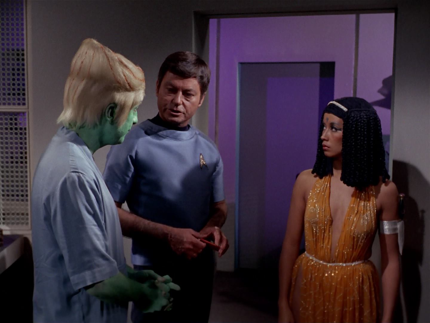 ariane179254_StarTrek_3x13_ElaanOfTroyius_2486.jpg