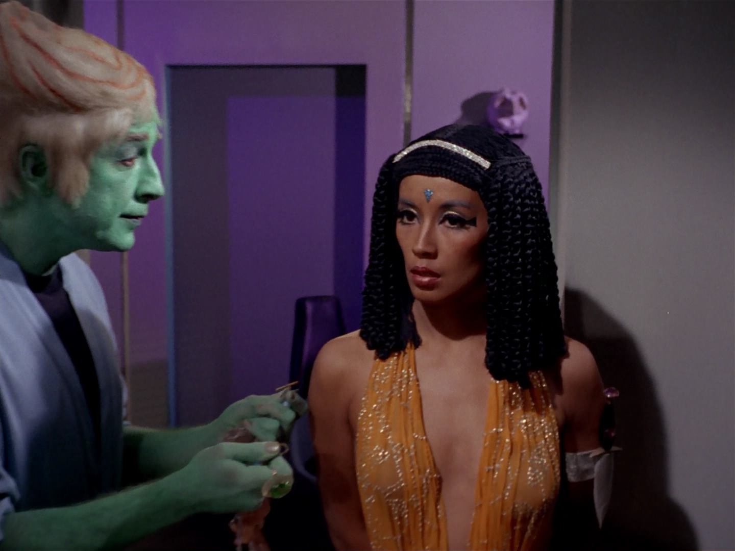 ariane179254_StarTrek_3x13_ElaanOfTroyius_2559.jpg