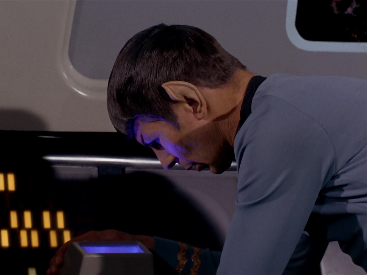ariane179254_StarTrek_3x13_ElaanOfTroyius_2703.jpg