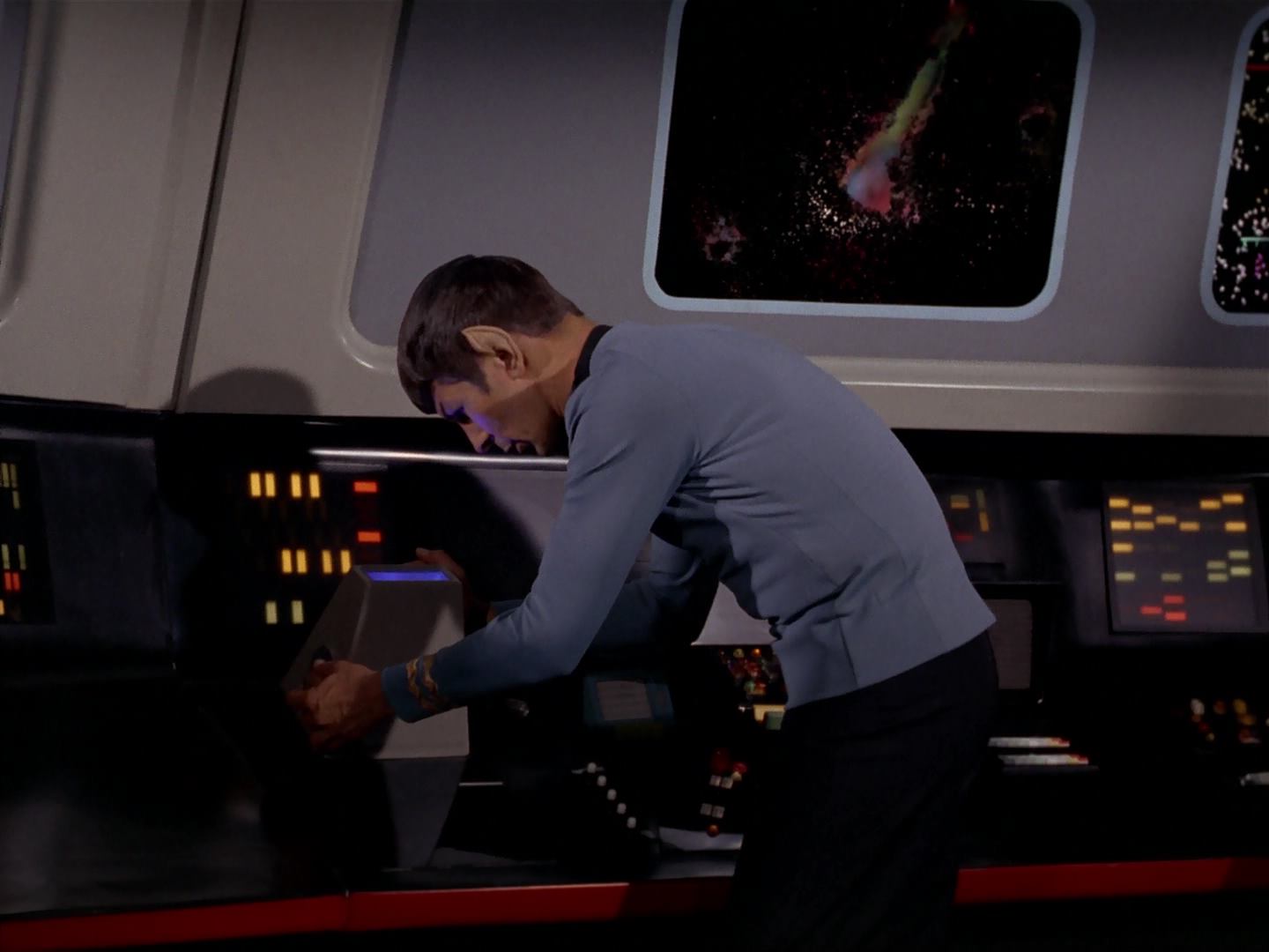 ariane179254_StarTrek_3x13_ElaanOfTroyius_2709.jpg