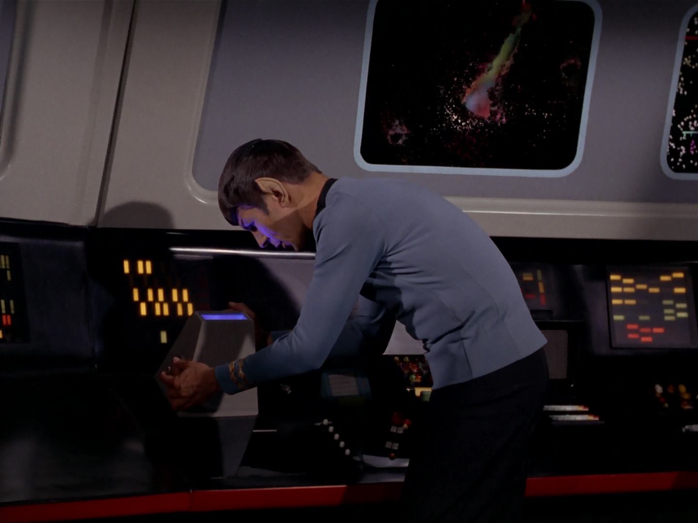ariane179254_StarTrek_3x13_ElaanOfTroyius_2711.jpg