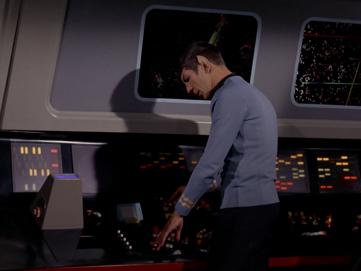 ariane179254_StarTrek_3x13_ElaanOfTroyius_2715.jpg