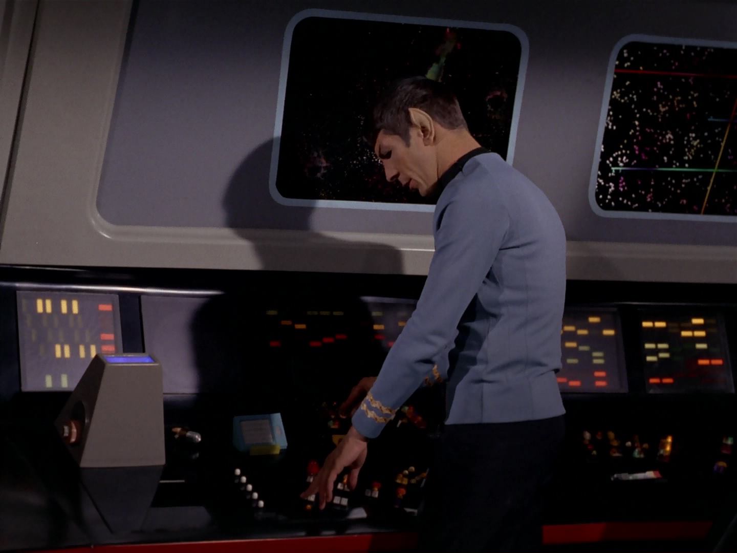ariane179254_StarTrek_3x13_ElaanOfTroyius_2716.jpg