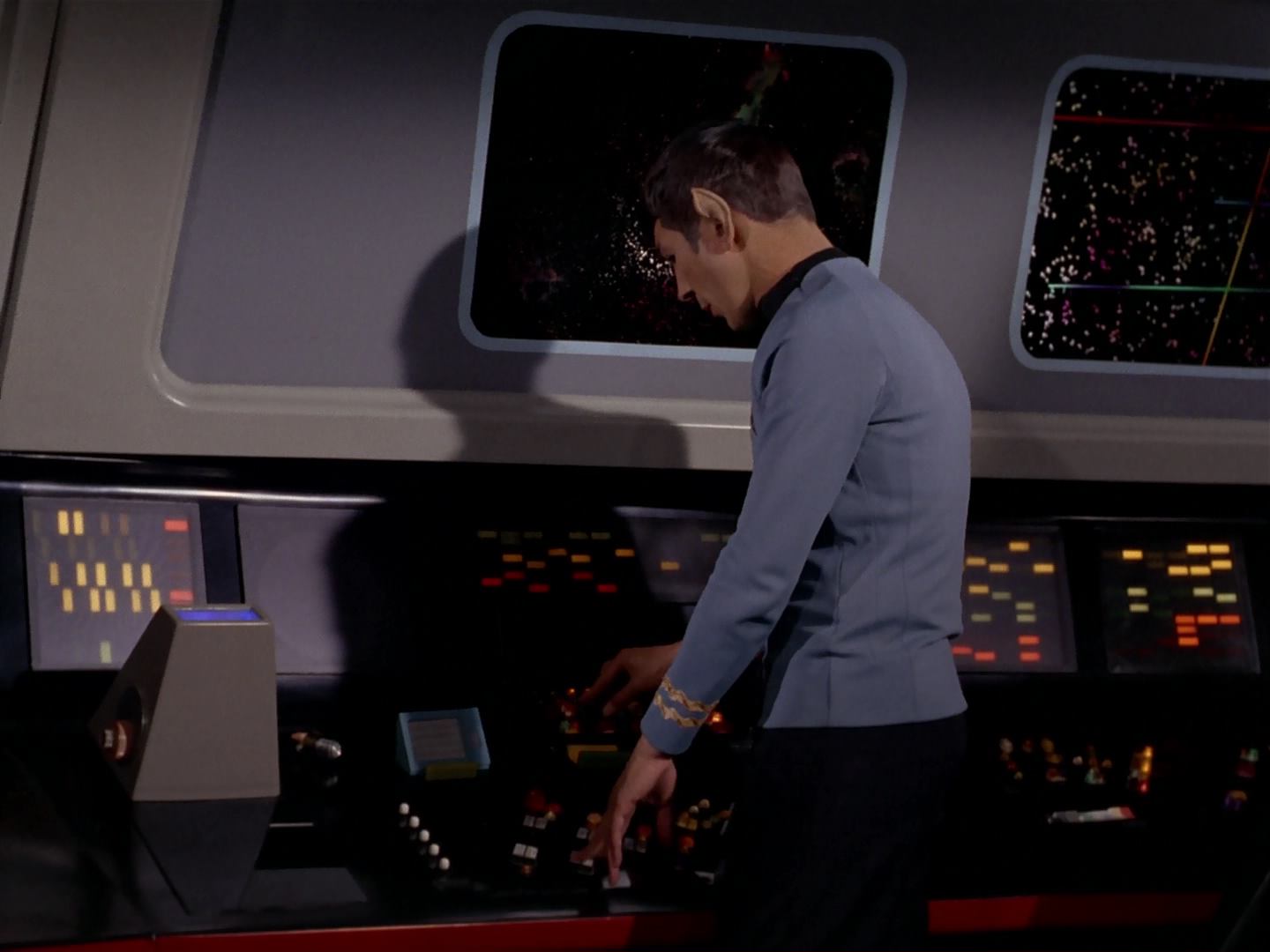 ariane179254_StarTrek_3x13_ElaanOfTroyius_2717.jpg