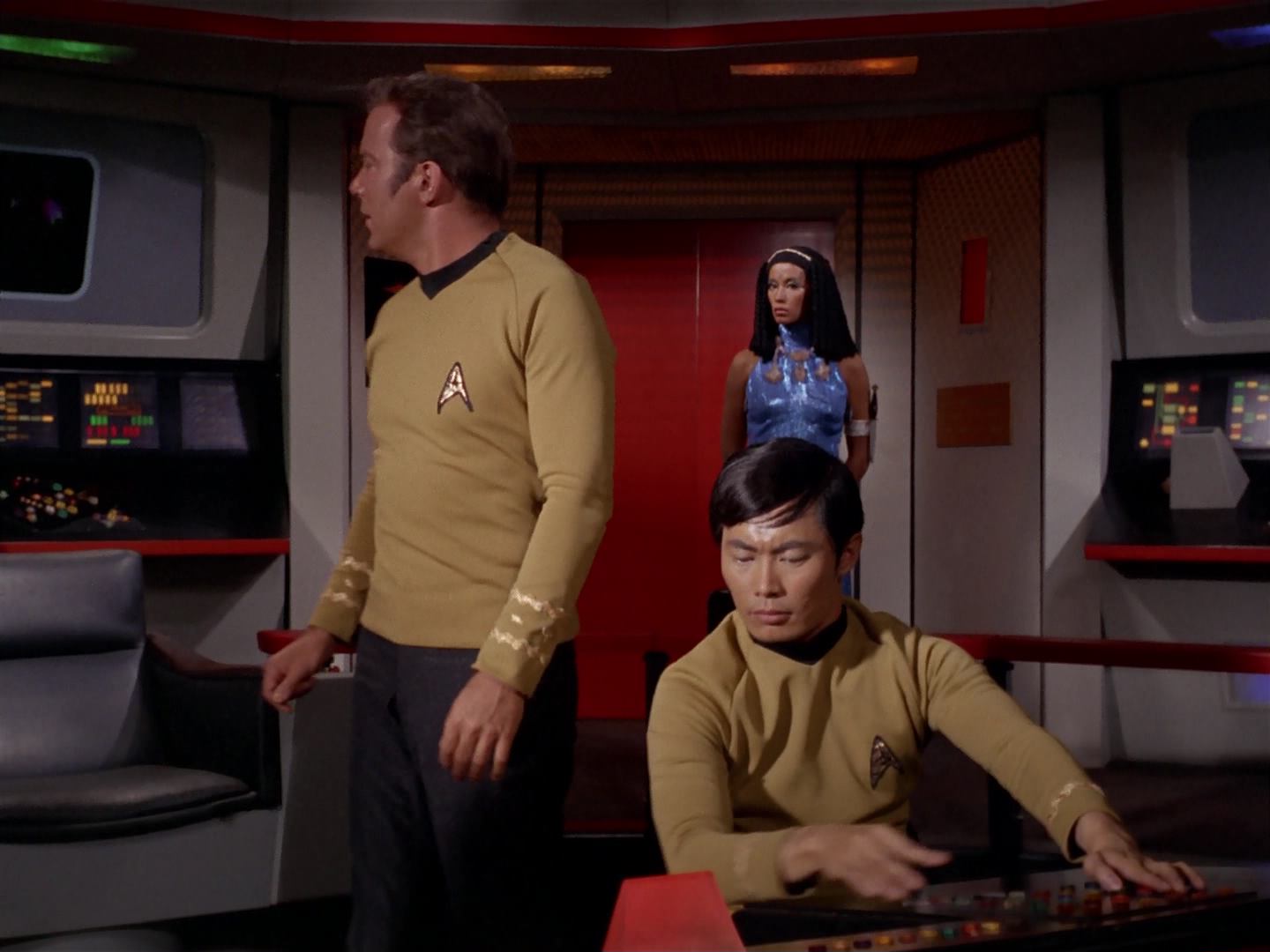 ariane179254_StarTrek_3x13_ElaanOfTroyius_2742.jpg