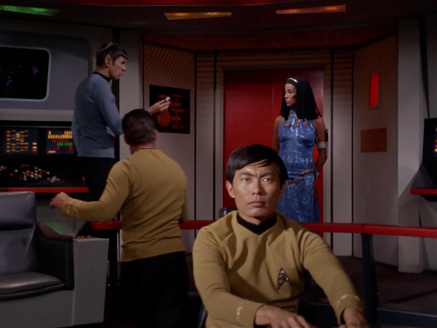 ariane179254_StarTrek_3x13_ElaanOfTroyius_2746.jpg