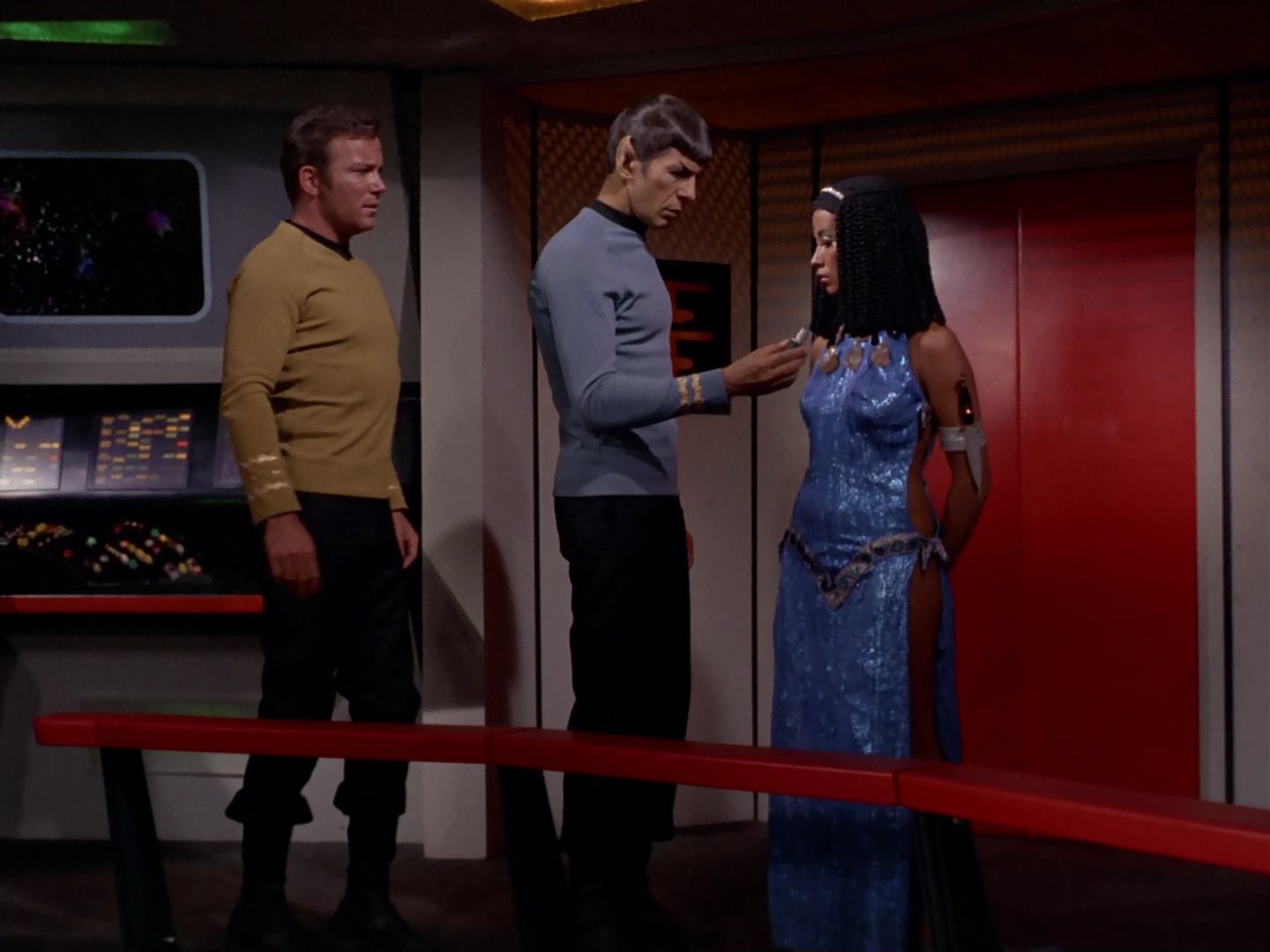ariane179254_StarTrek_3x13_ElaanOfTroyius_2750.jpg