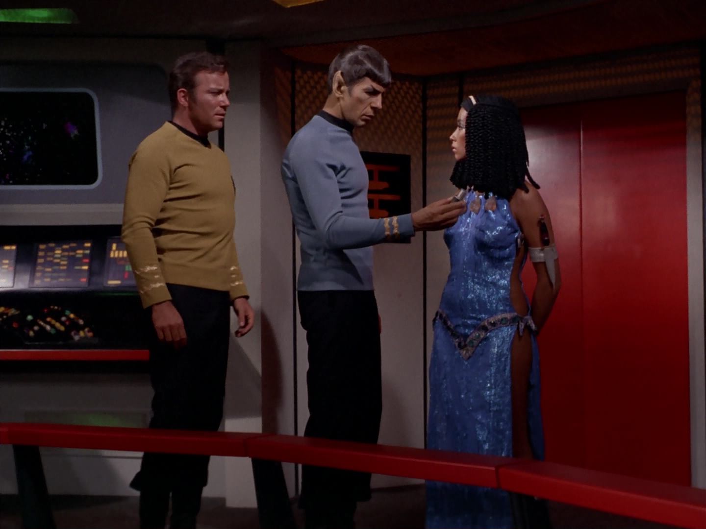 ariane179254_StarTrek_3x13_ElaanOfTroyius_2751.jpg