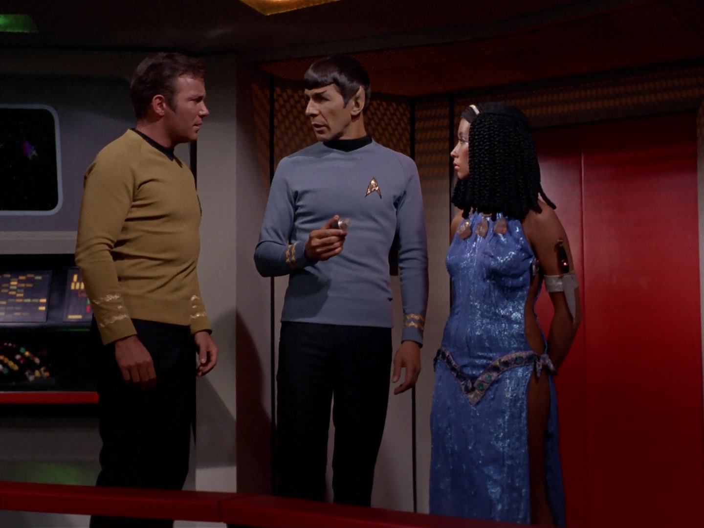 ariane179254_StarTrek_3x13_ElaanOfTroyius_2753.jpg