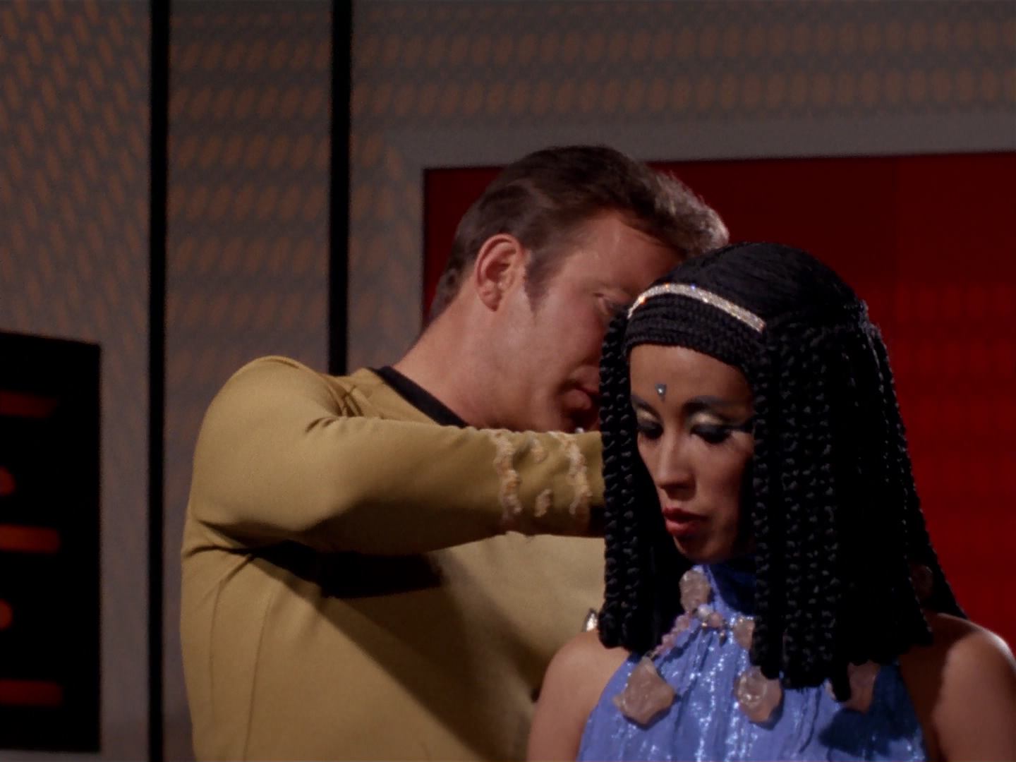 ariane179254_StarTrek_3x13_ElaanOfTroyius_2761.jpg