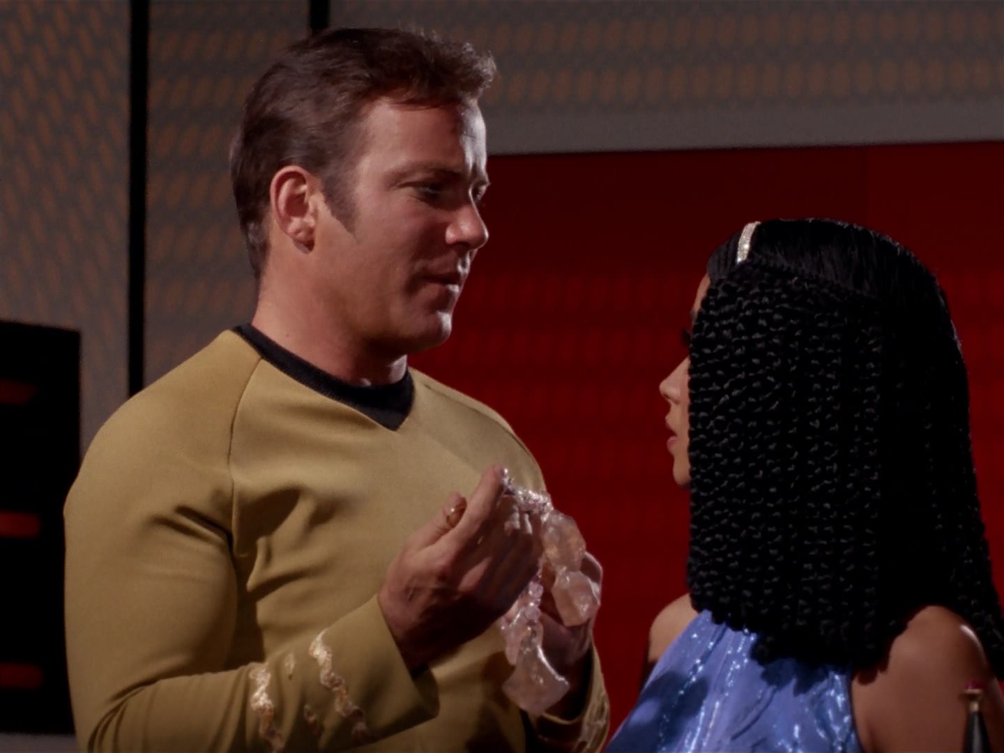 ariane179254_StarTrek_3x13_ElaanOfTroyius_2787.jpg