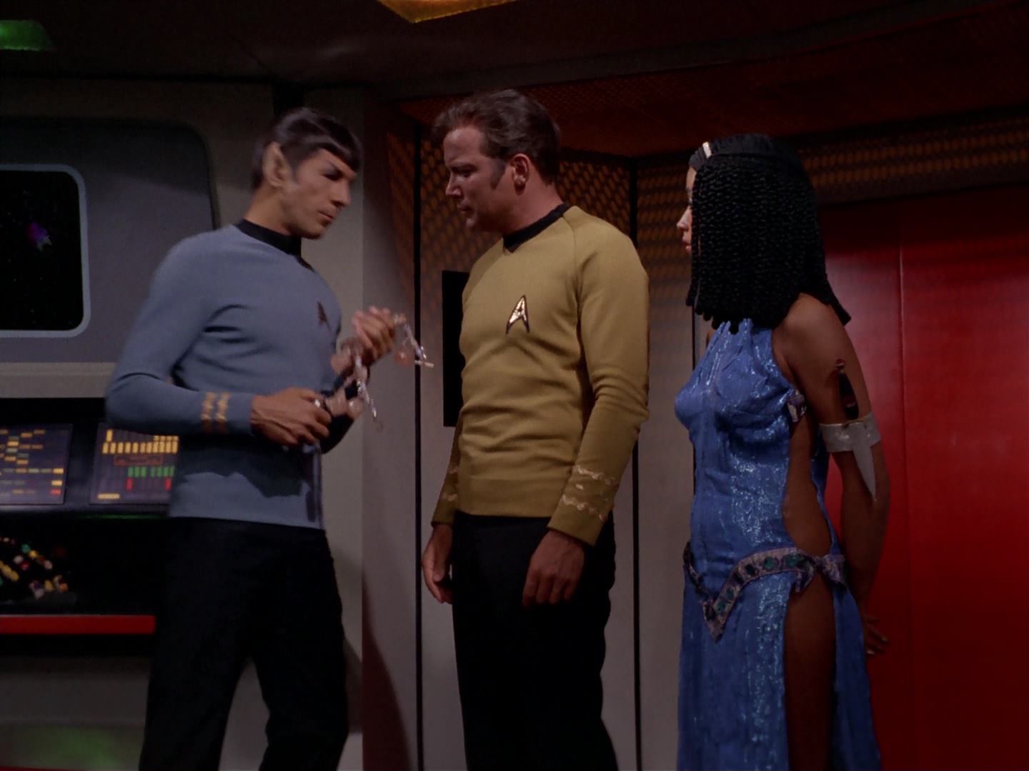 ariane179254_StarTrek_3x13_ElaanOfTroyius_2796.jpg