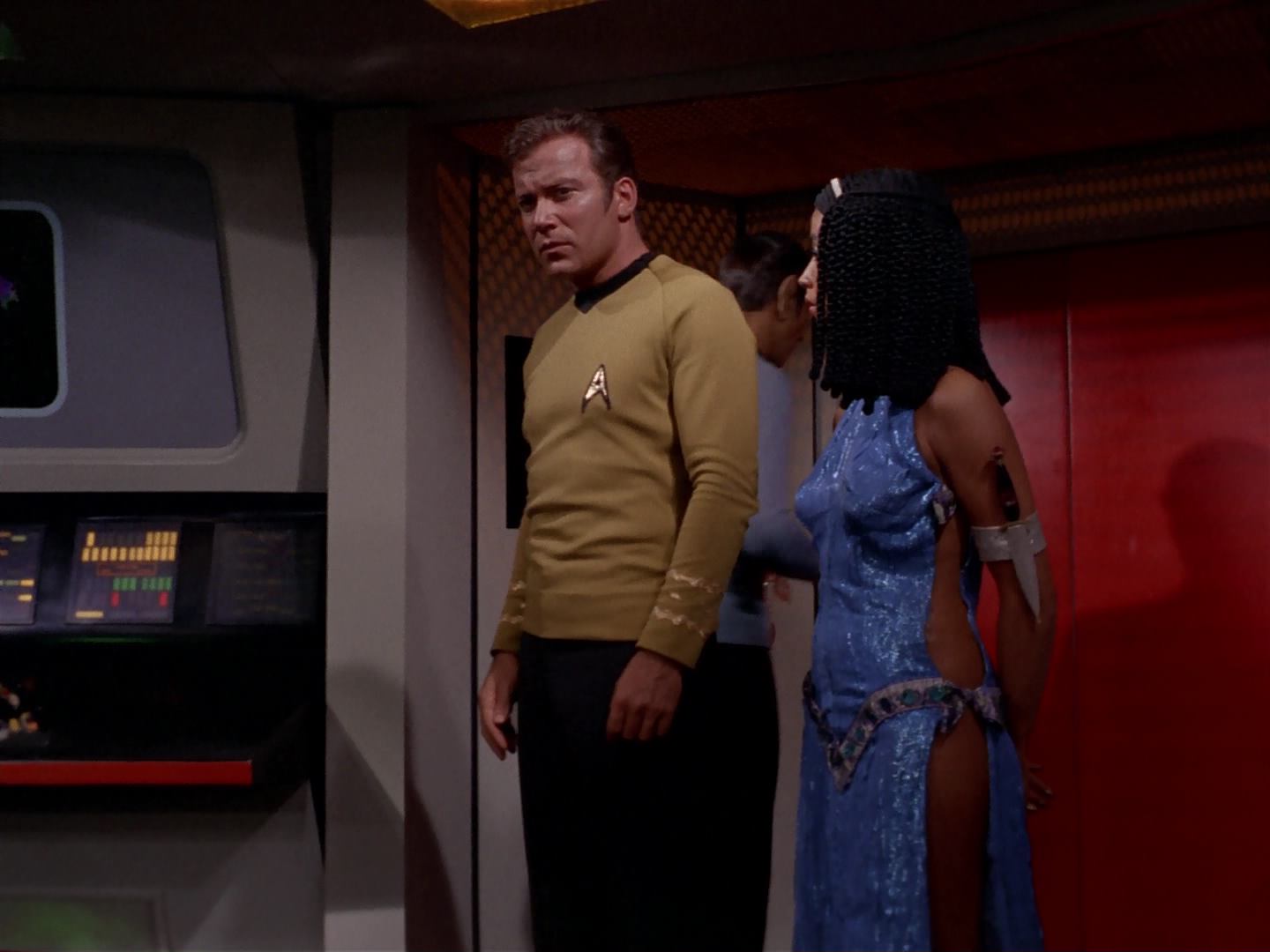 ariane179254_StarTrek_3x13_ElaanOfTroyius_2797.jpg