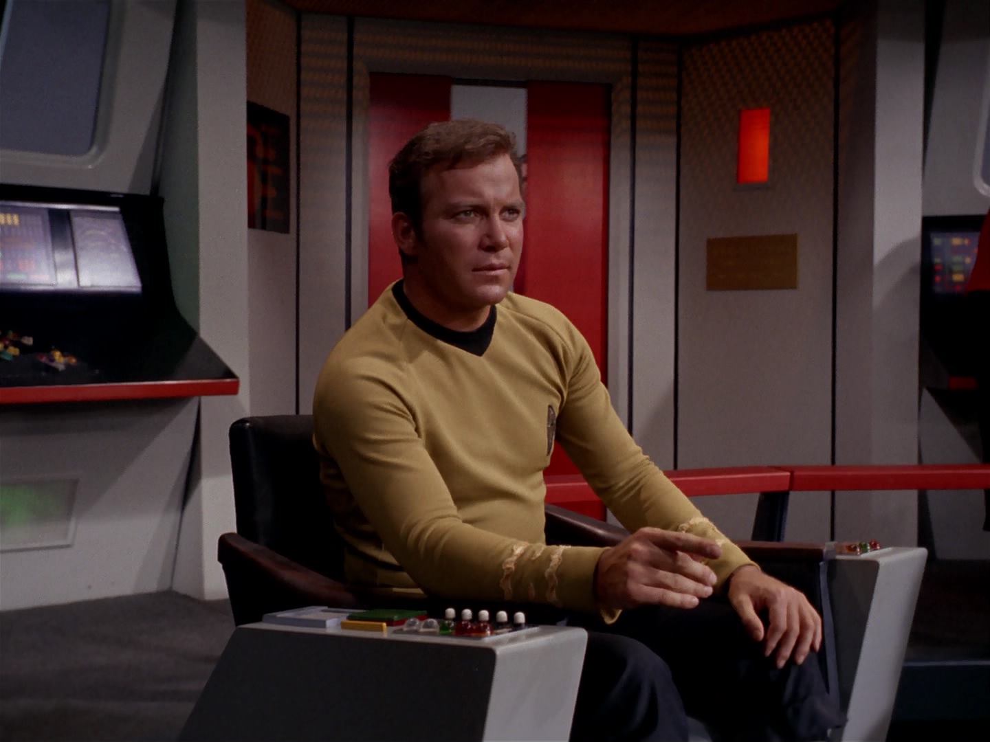 ariane179254_StarTrek_3x13_ElaanOfTroyius_2989.jpg