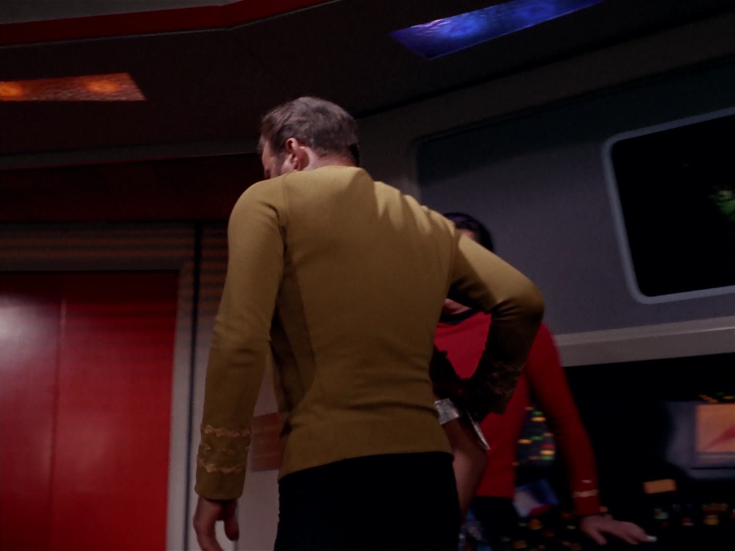 ariane179254_StarTrek_3x13_ElaanOfTroyius_3079.jpg