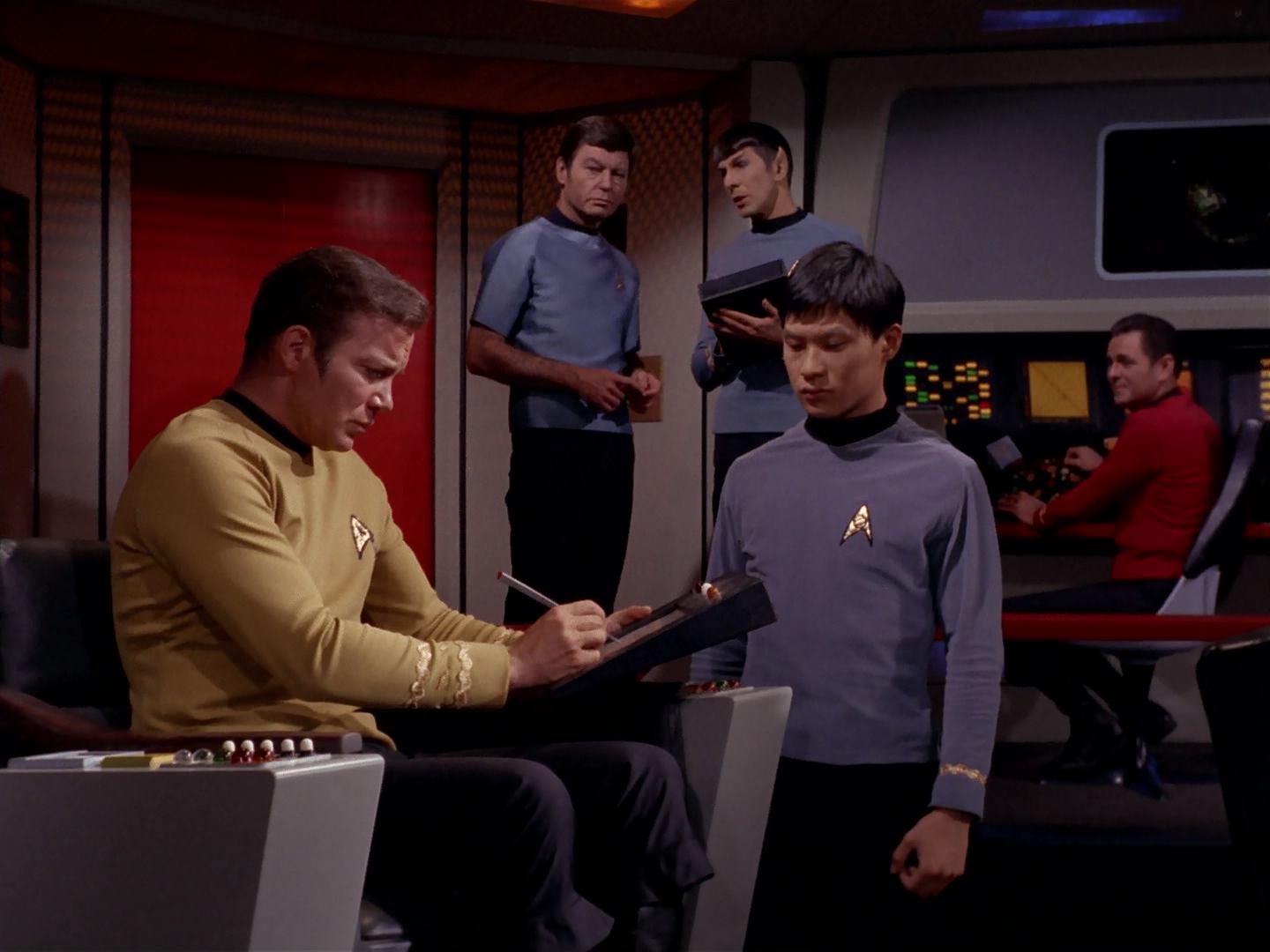 ariane179254_StarTrek_3x13_ElaanOfTroyius_3235.jpg