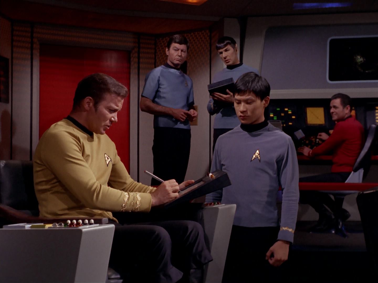ariane179254_StarTrek_3x13_ElaanOfTroyius_3236.jpg