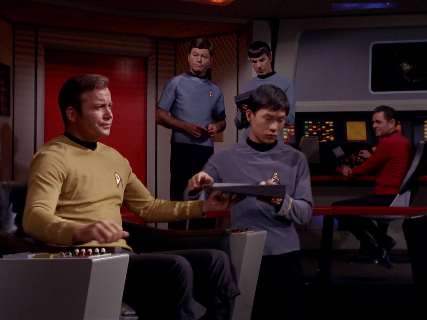 ariane179254_StarTrek_3x13_ElaanOfTroyius_3238.jpg
