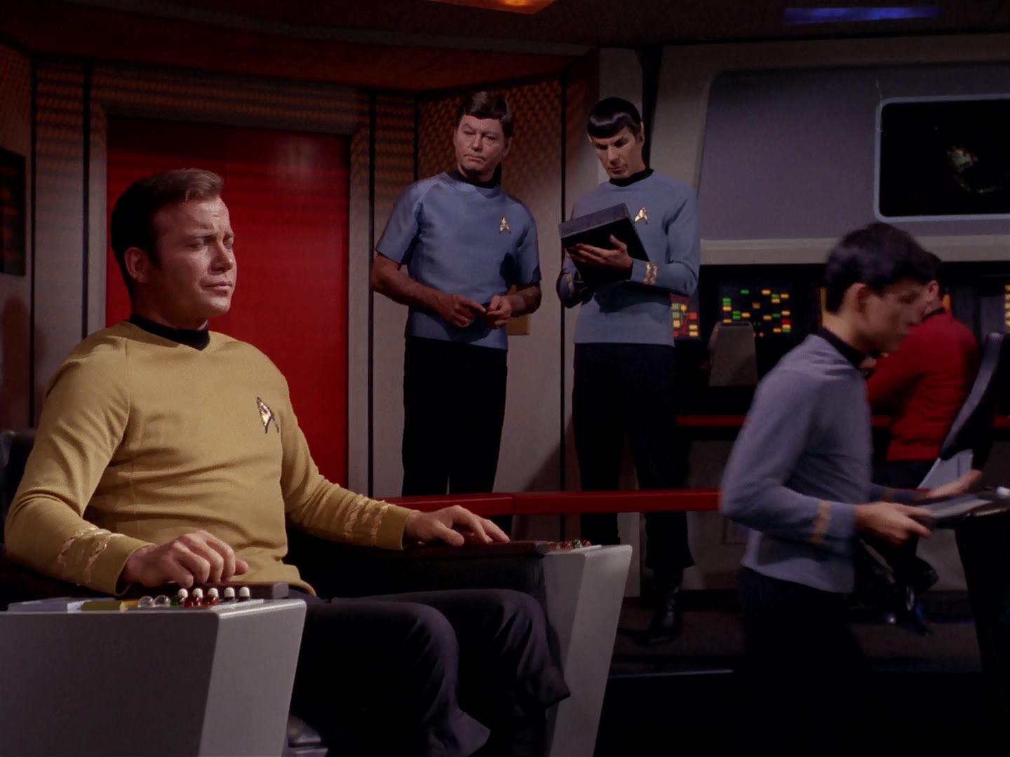 ariane179254_StarTrek_3x13_ElaanOfTroyius_3239.jpg