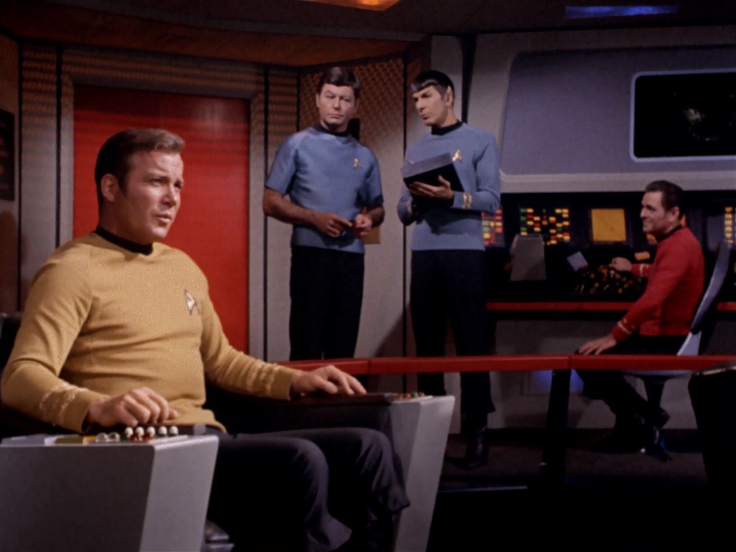 ariane179254_StarTrek_3x13_ElaanOfTroyius_3253.jpg