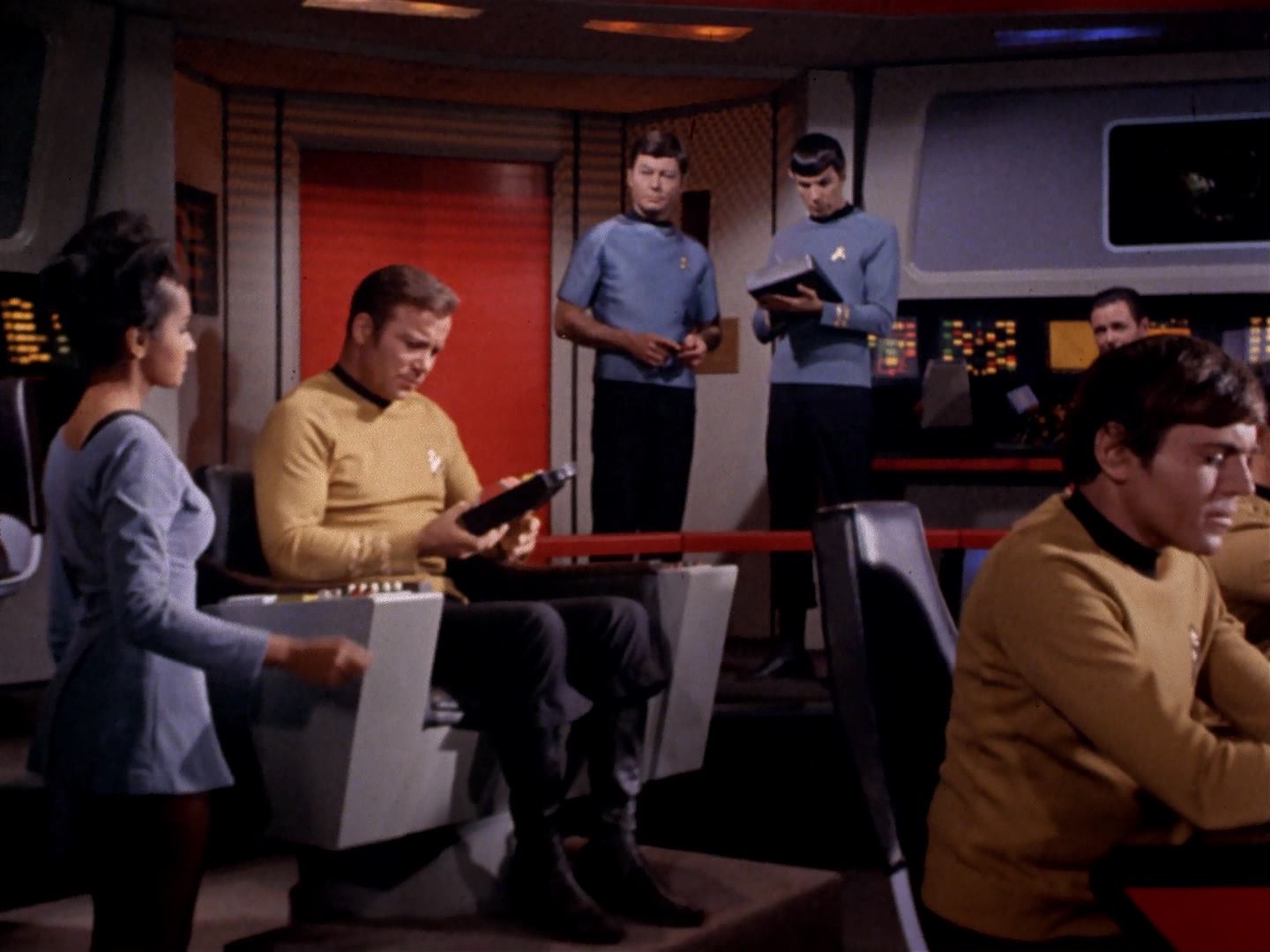 ariane179254_StarTrek_3x13_ElaanOfTroyius_3257.jpg