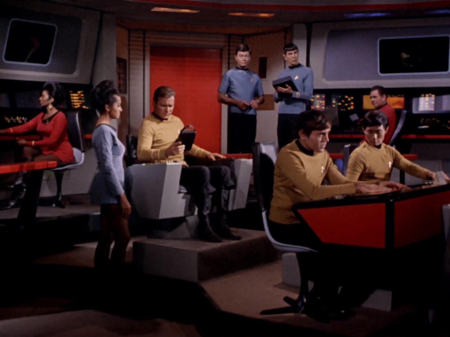 ariane179254_StarTrek_3x13_ElaanOfTroyius_3261.jpg
