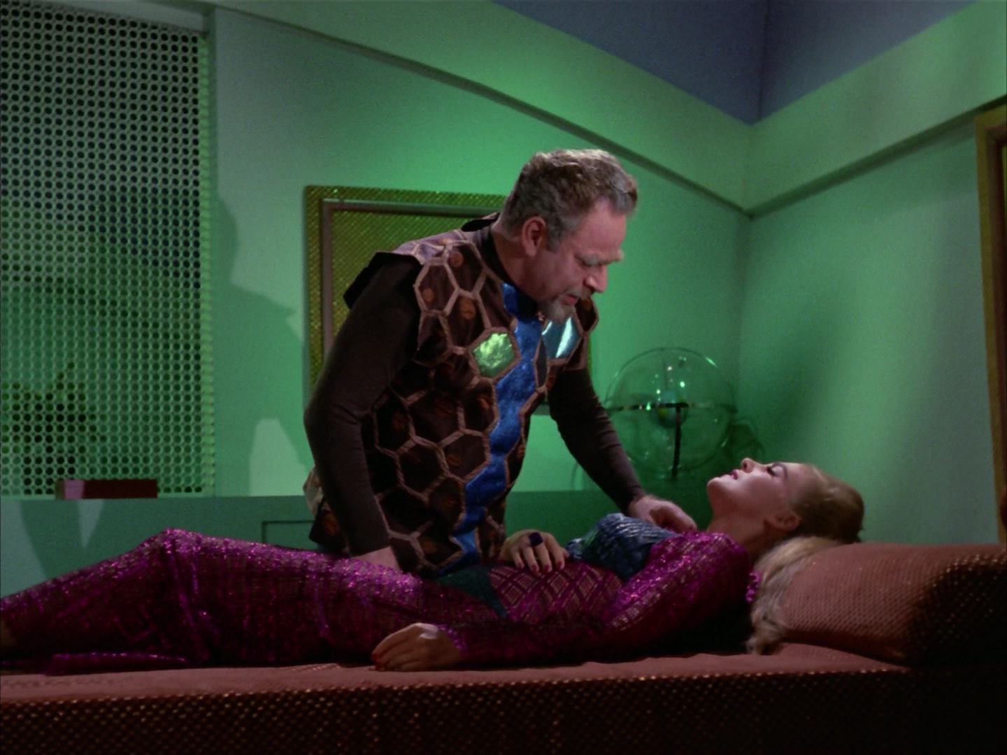 ariane179254_StarTrek_3x16_TheMarkOfGideon_2156.jpg